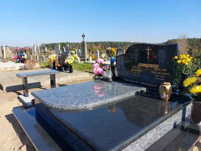 Памятник из гранита черный 7