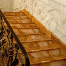 Ступени из оникса Amily