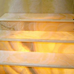 Ступени из оникса Nika