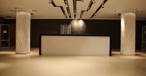 Стойка ресепшен из гранита Dely