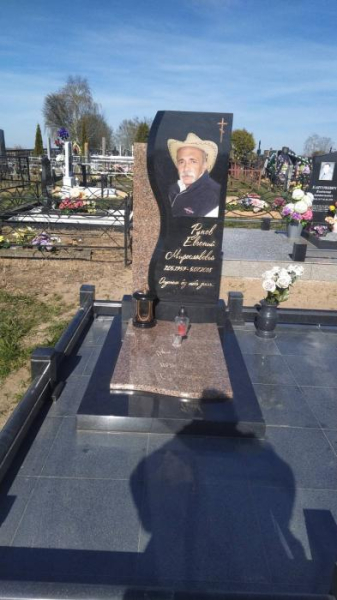 Памятник мраморный