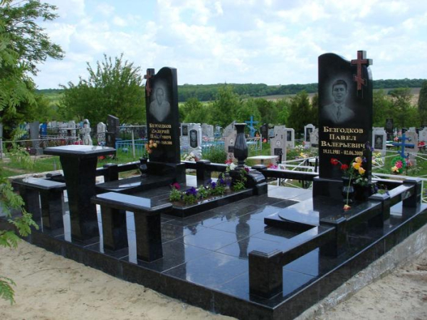 Памятник из гранита черный 2