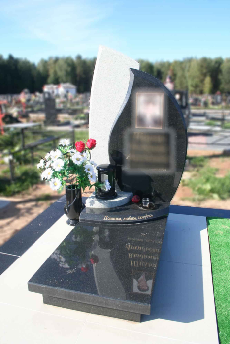 Памятник из двух камней