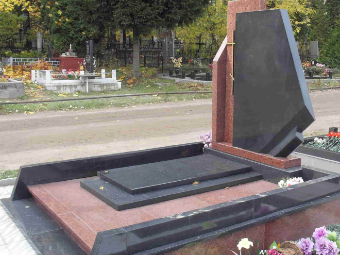 Памятник из двух камней 1