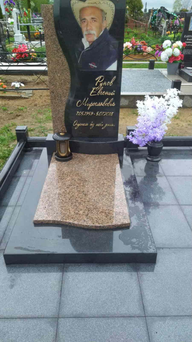 Одиночный памятник Рунов