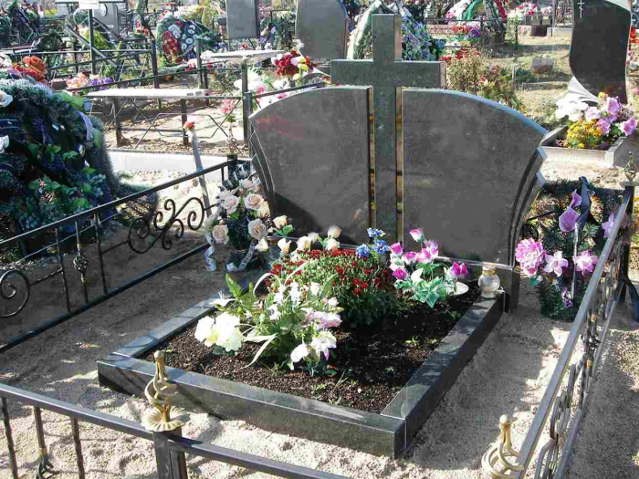 Двойной памятник из гранита