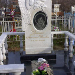 Памятник из белого мрамора