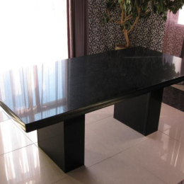 Стол из мрамора черный