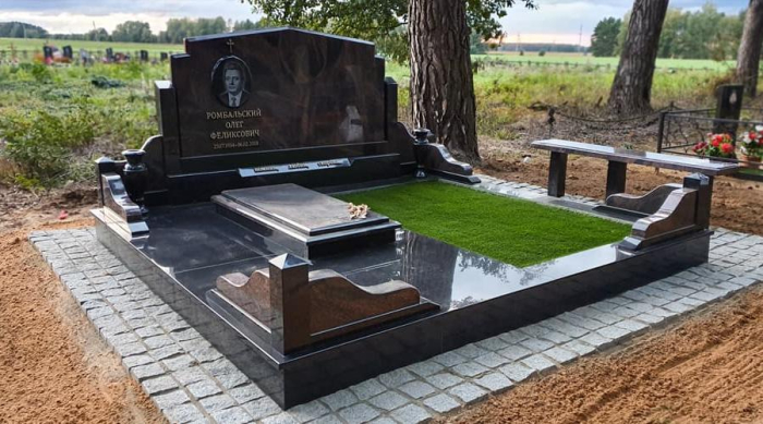 Памятник из гранита черный 6